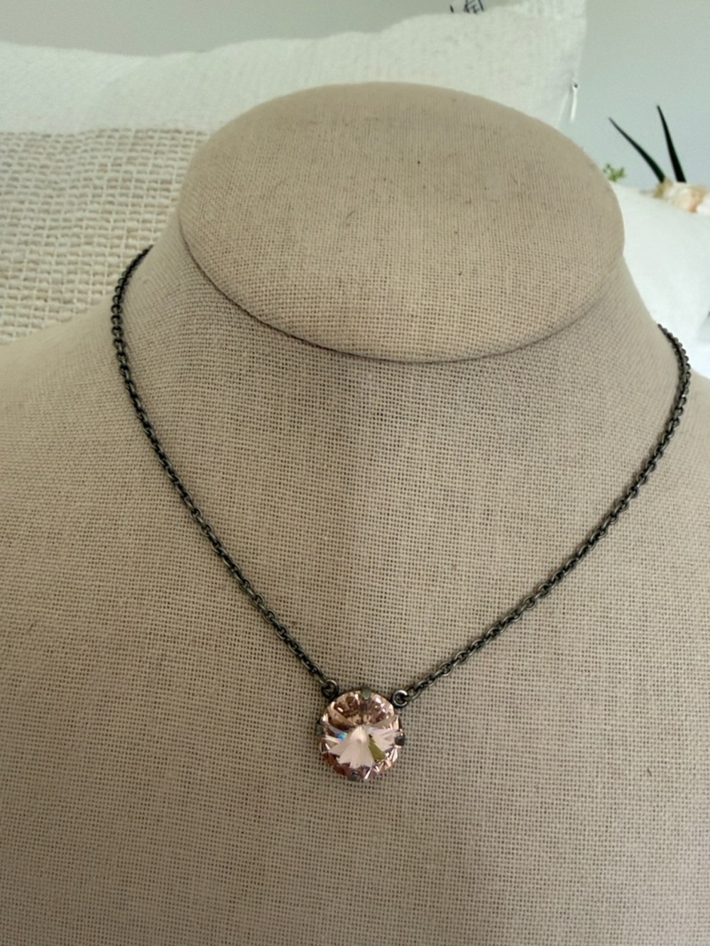 Sabika Gold Thread 1 Stone Pendant Necklace